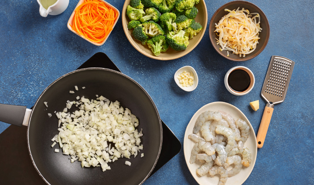 Wok de camarão com brócolos