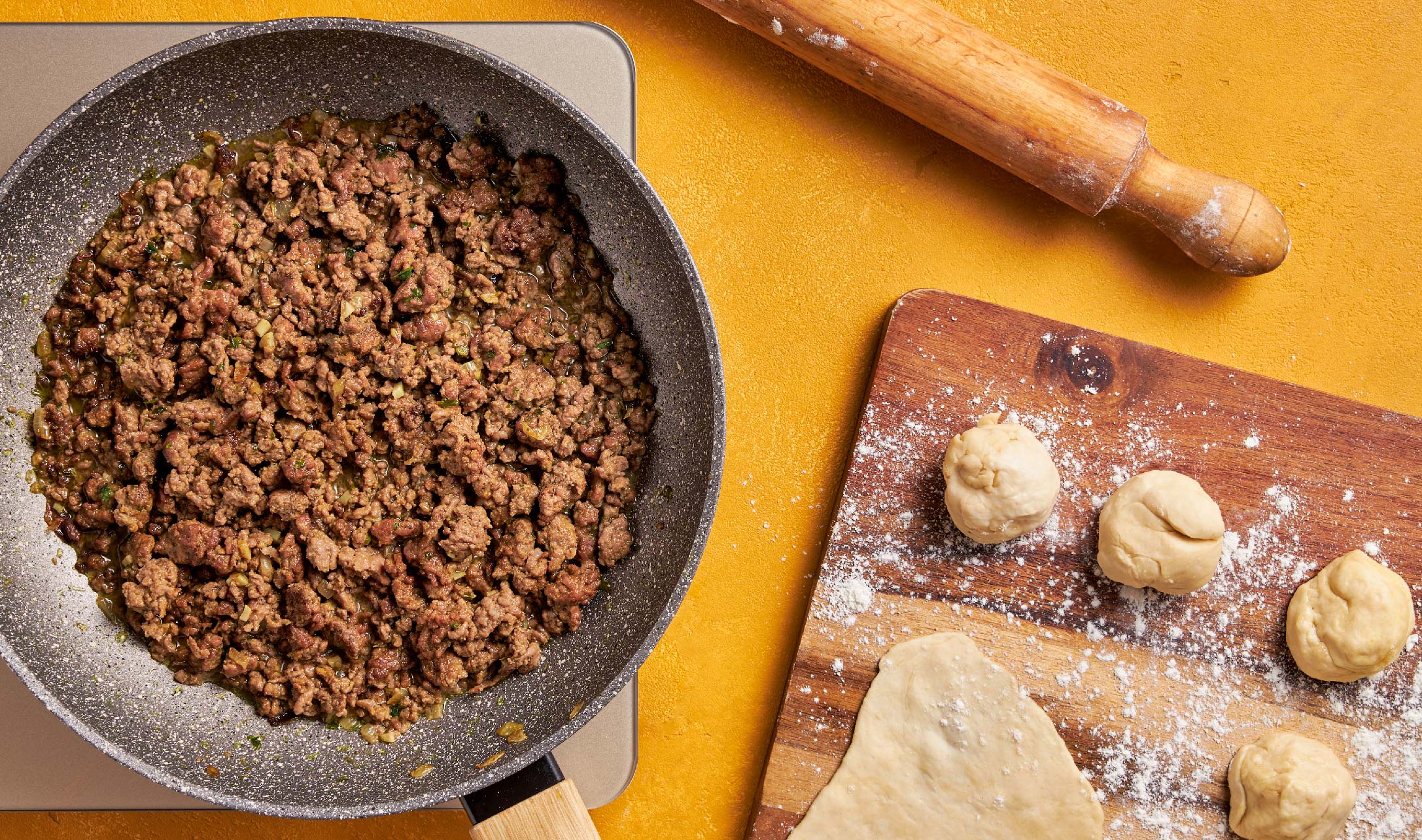 Chamuças de carne com molho de iogurte