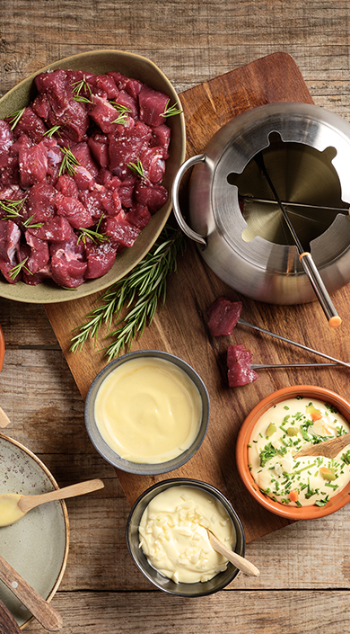 Fondue de Carne com maionese de ervas e maionese de alho