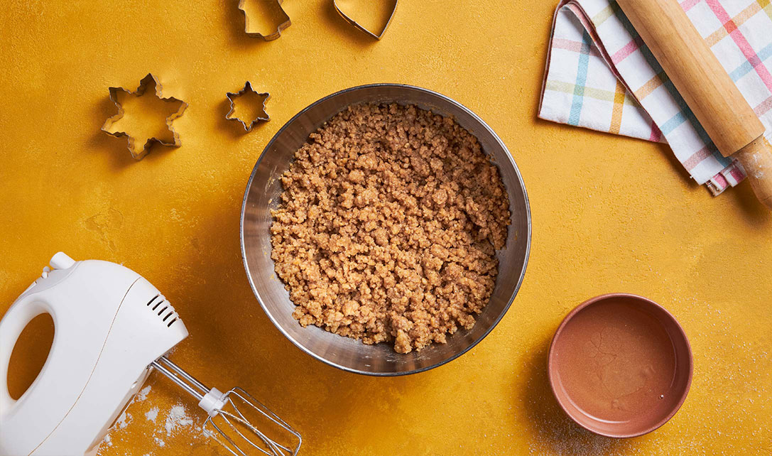 Ingredientes misturados em massa para bolachas de natal