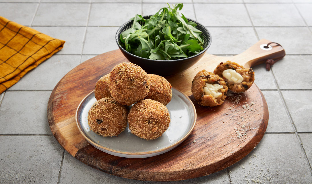 Bolinhas de risotto com salada de rúcula