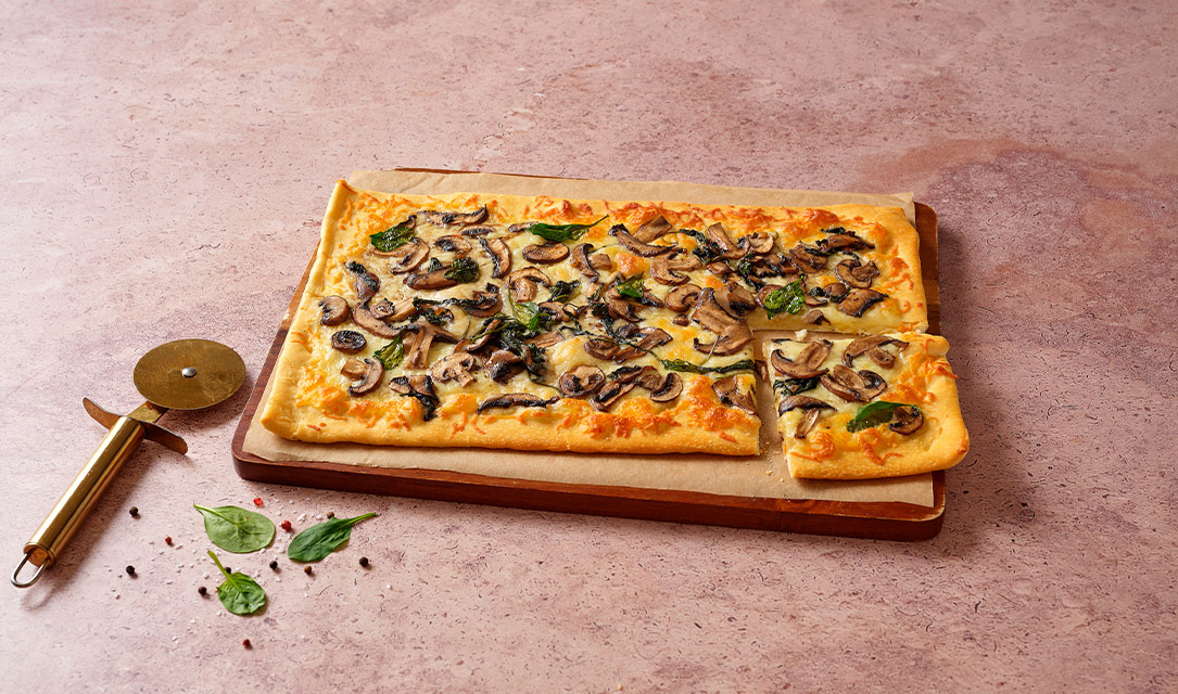 Pizza retangular de cogumelos e espinafres
