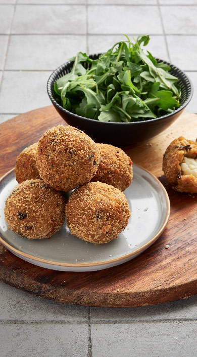 Bolinhas de risotto com salada de rúcula