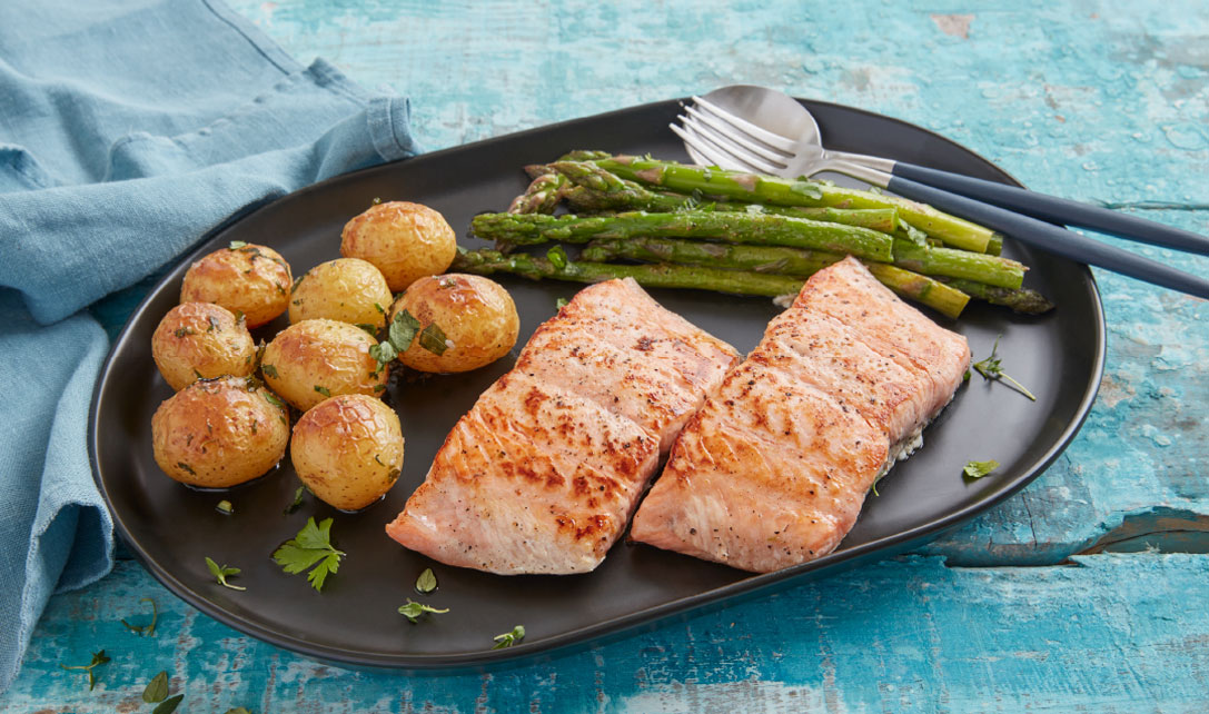 Salmão frito com espargos e batatas