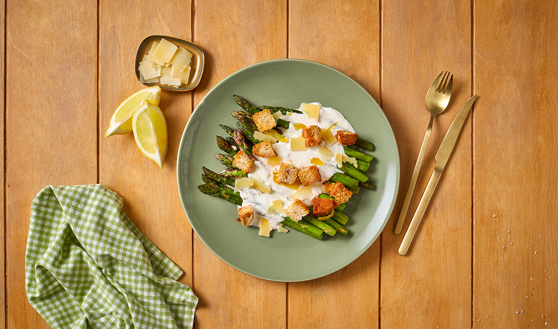 Espargos com parmesão e pão tostado