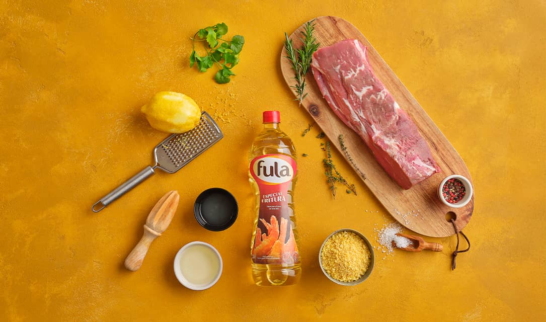prato com rosbife e ervas aromáticas