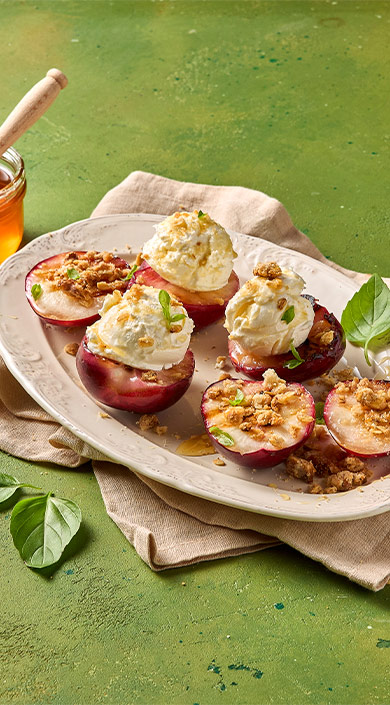 Pêssegos com crumble e gelado