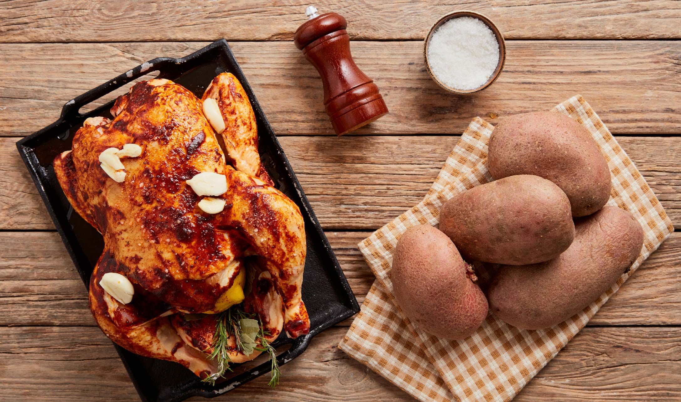 Frango assado com batatas fritas estaladiças