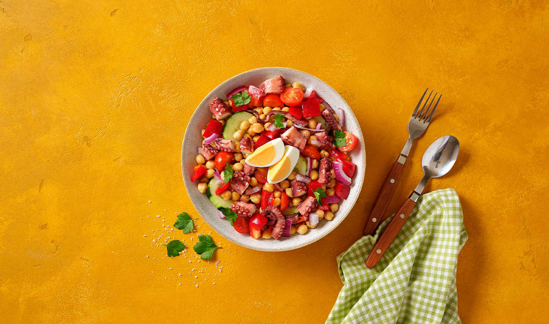 Salada de grão e polvo