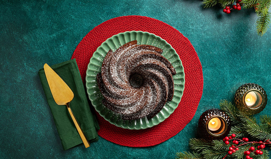 Bolo de mel de Natal em mesa de Natal