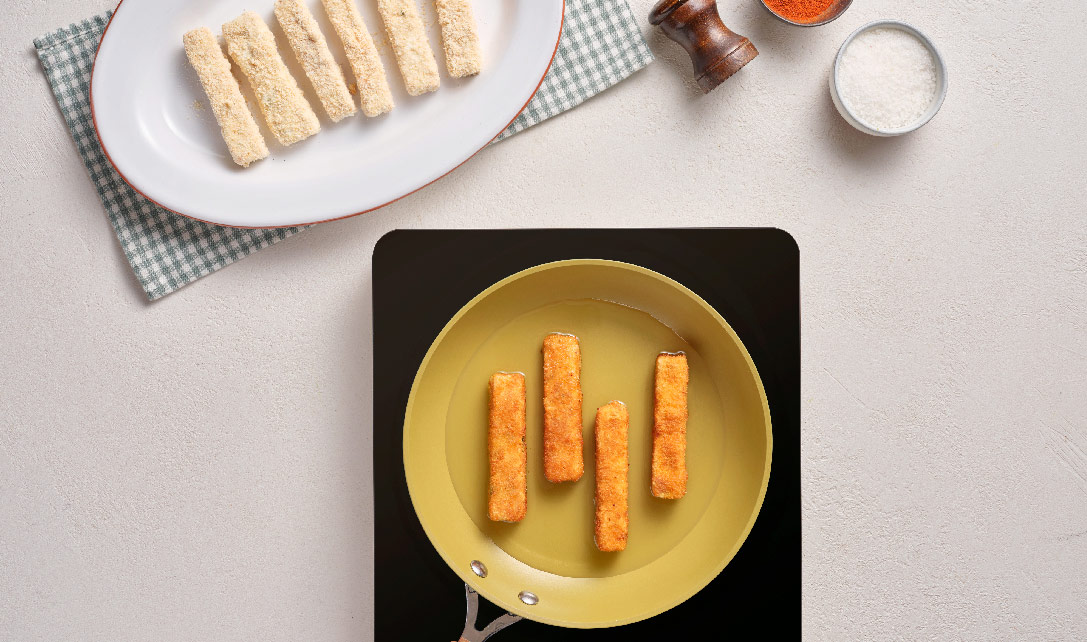 Tiras de tofu antes e depois de fritas