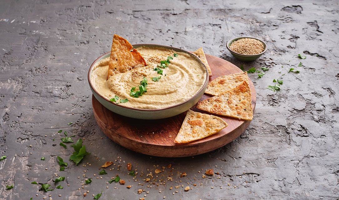 Hummus de beringela com óleo de sementes de sésamo tostadas