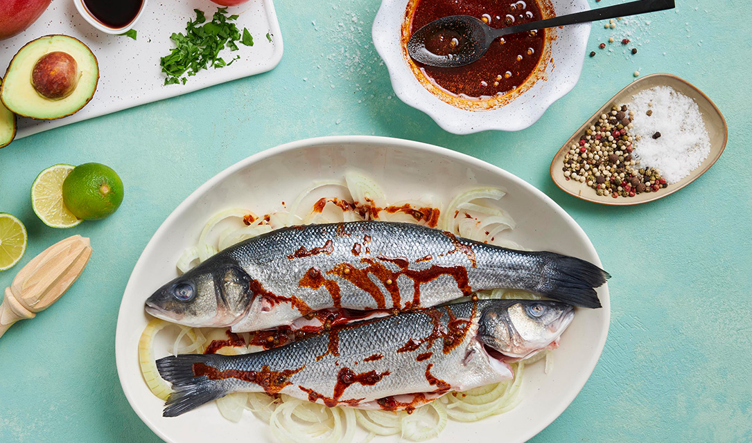 PEIXE ASSADO NO FORNO COM MARINADA DE TOMATE E ABACATE