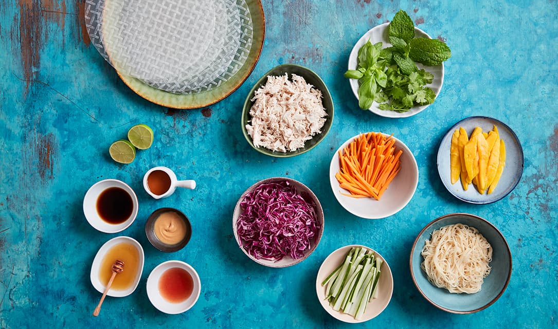 Ingredientes em taças para fazer rolinhos primavera