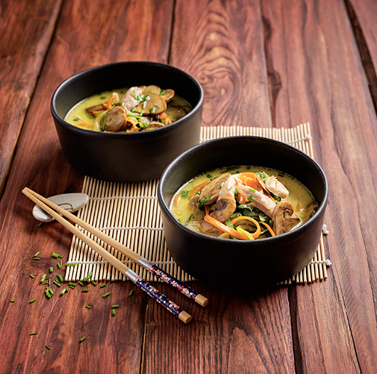 Ramen de frango com legumes e leite de coco