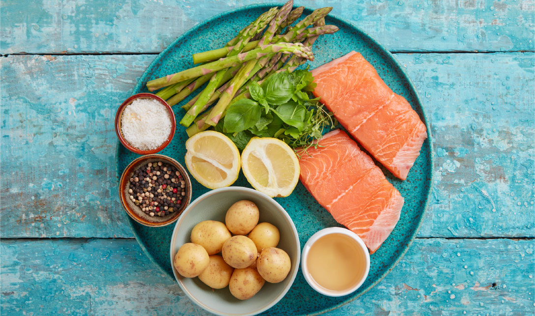 Ingredientes para receita de salmão frito com espargos