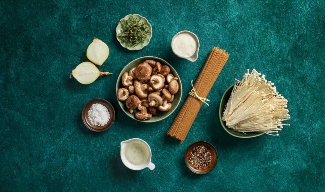 Ingredientes para massa com cogumelos e natas