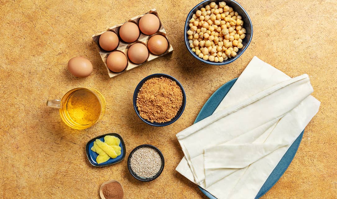 Ingredientes em taças para receita de chamuças