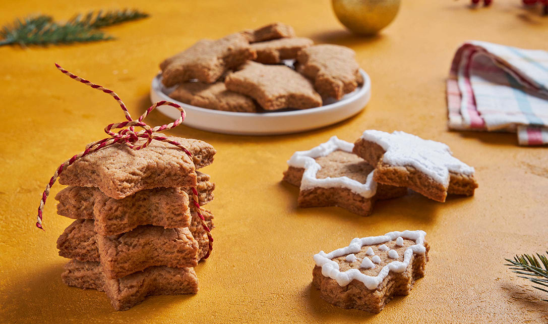 Bolachas de Natal em formatos de estrela e àrvore de natal