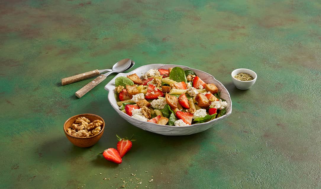Salada de massa com espinafres, morango e requeijão