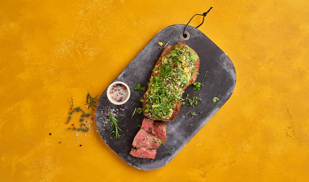prato com rosbife e ervas aromáticas