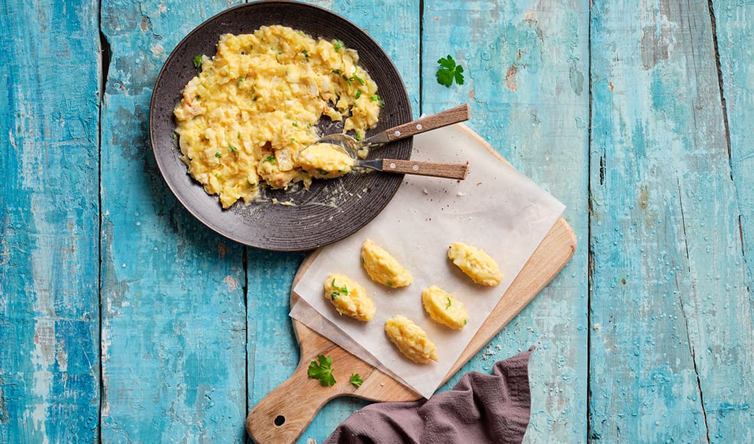 Dar forma de pastéis à massa de bacalhau