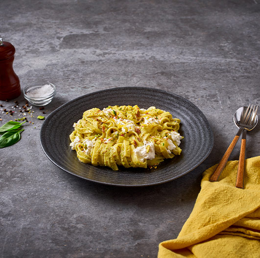 Massa com pesto de pistácio e burrata