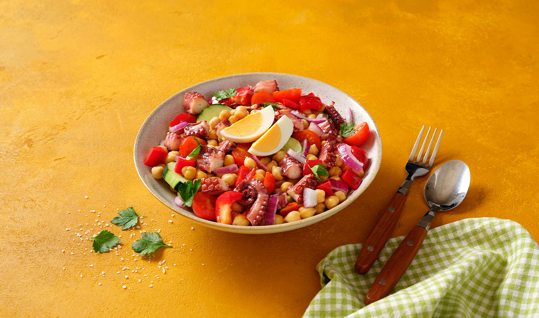 Salada de grão e polvo