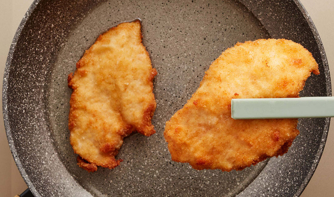 Panados de frango a fritar em óleo Fula