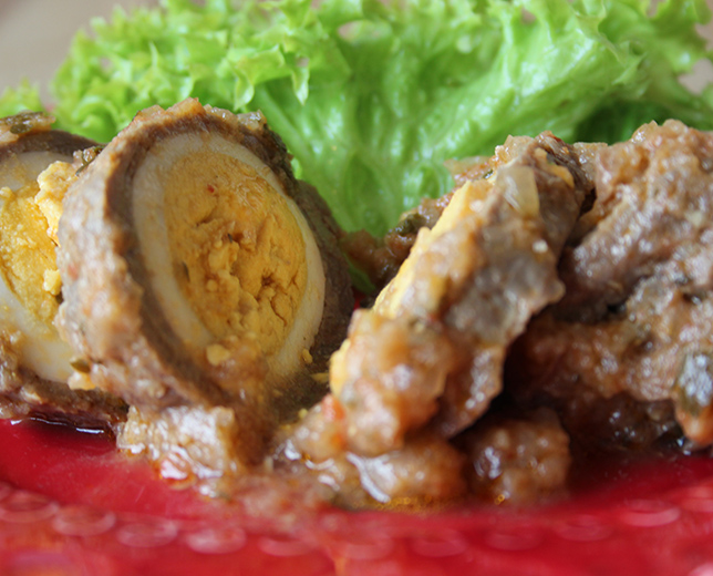 Bifes enrolados com ovo
