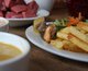 Fondue de carne com molho de mostarda e molho cor-de-rosa