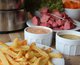 Fondue de carne com molho de mostarda e molho cor-de-rosa