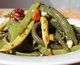 Salada de feijão-verde com amêndoas e molho verde