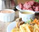 Fondue de carne com molho de mostarda e molho cor-de-rosa